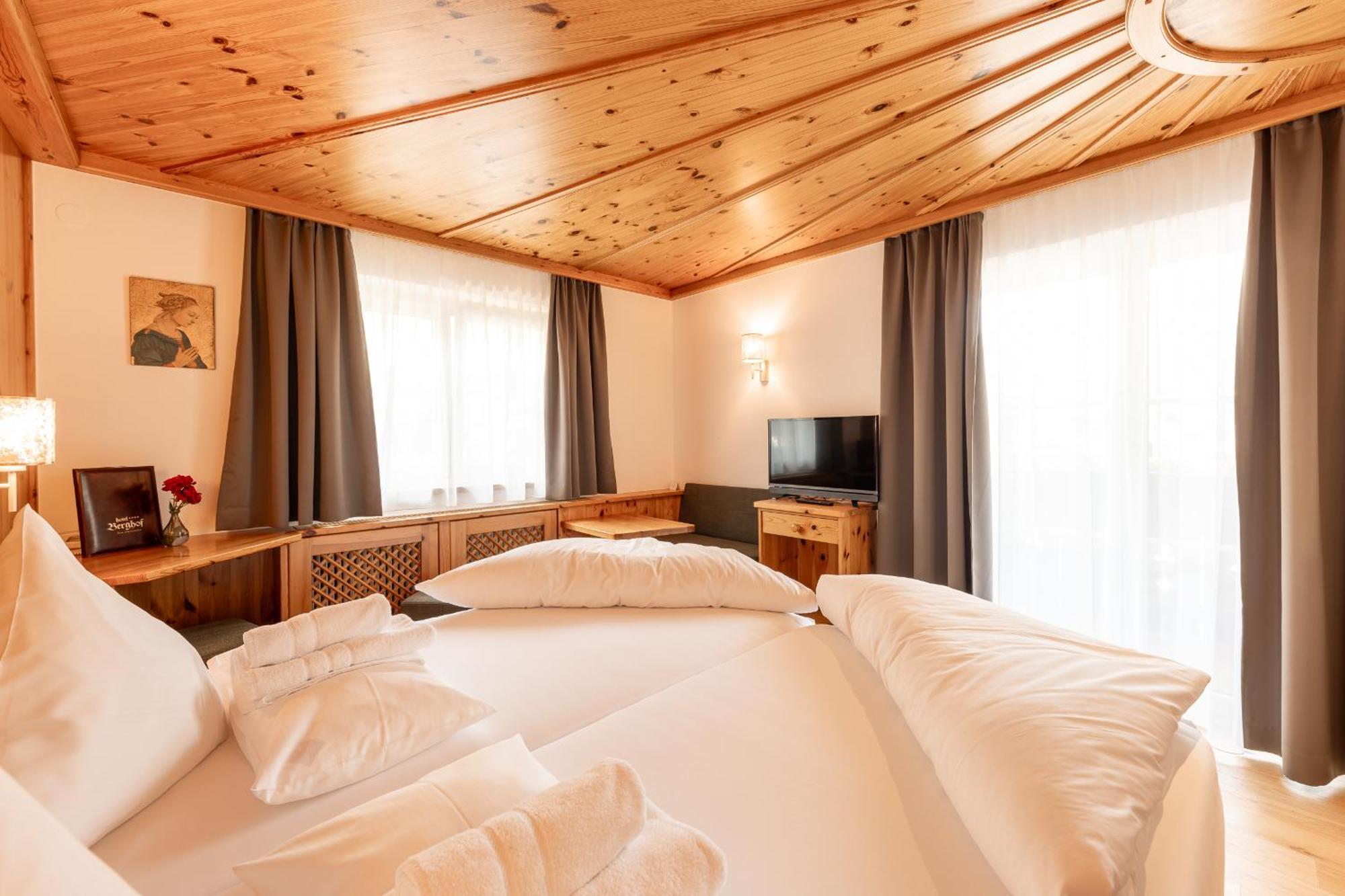 Hotel Berghof นอยชติฟ อิม ชตูไปทัล ภายนอก รูปภาพ