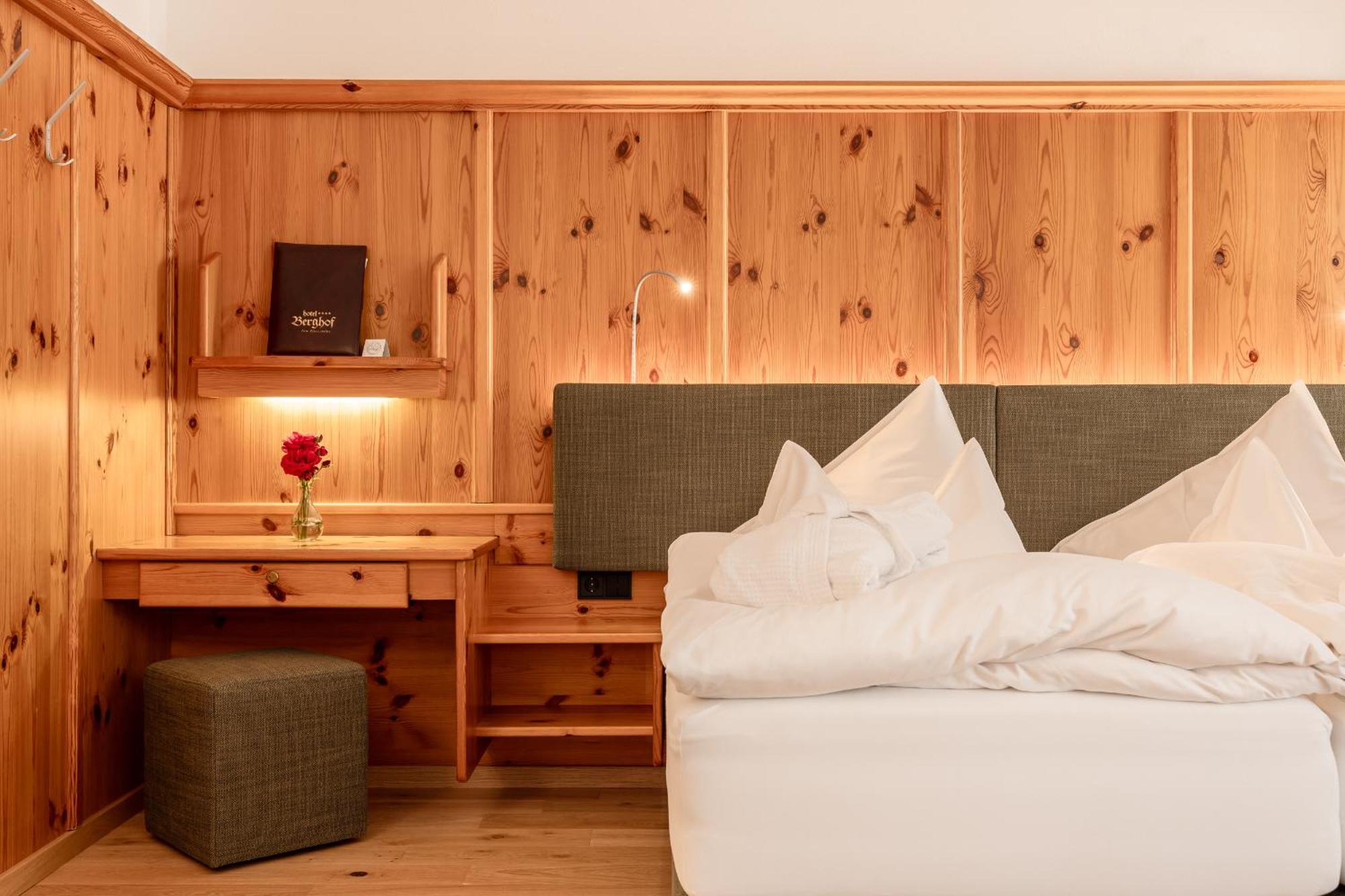 Hotel Berghof นอยชติฟ อิม ชตูไปทัล ภายนอก รูปภาพ