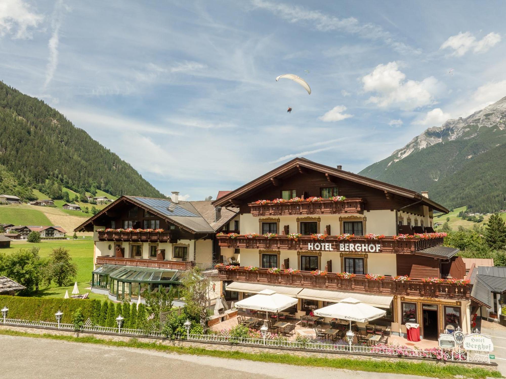 Hotel Berghof นอยชติฟ อิม ชตูไปทัล ภายนอก รูปภาพ