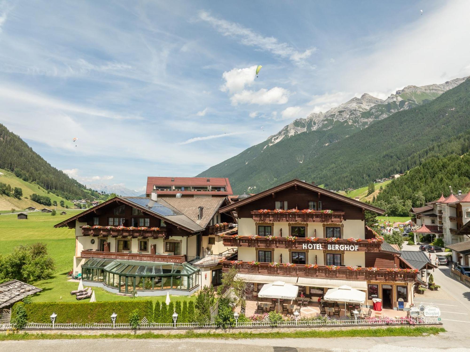 Hotel Berghof นอยชติฟ อิม ชตูไปทัล ภายนอก รูปภาพ