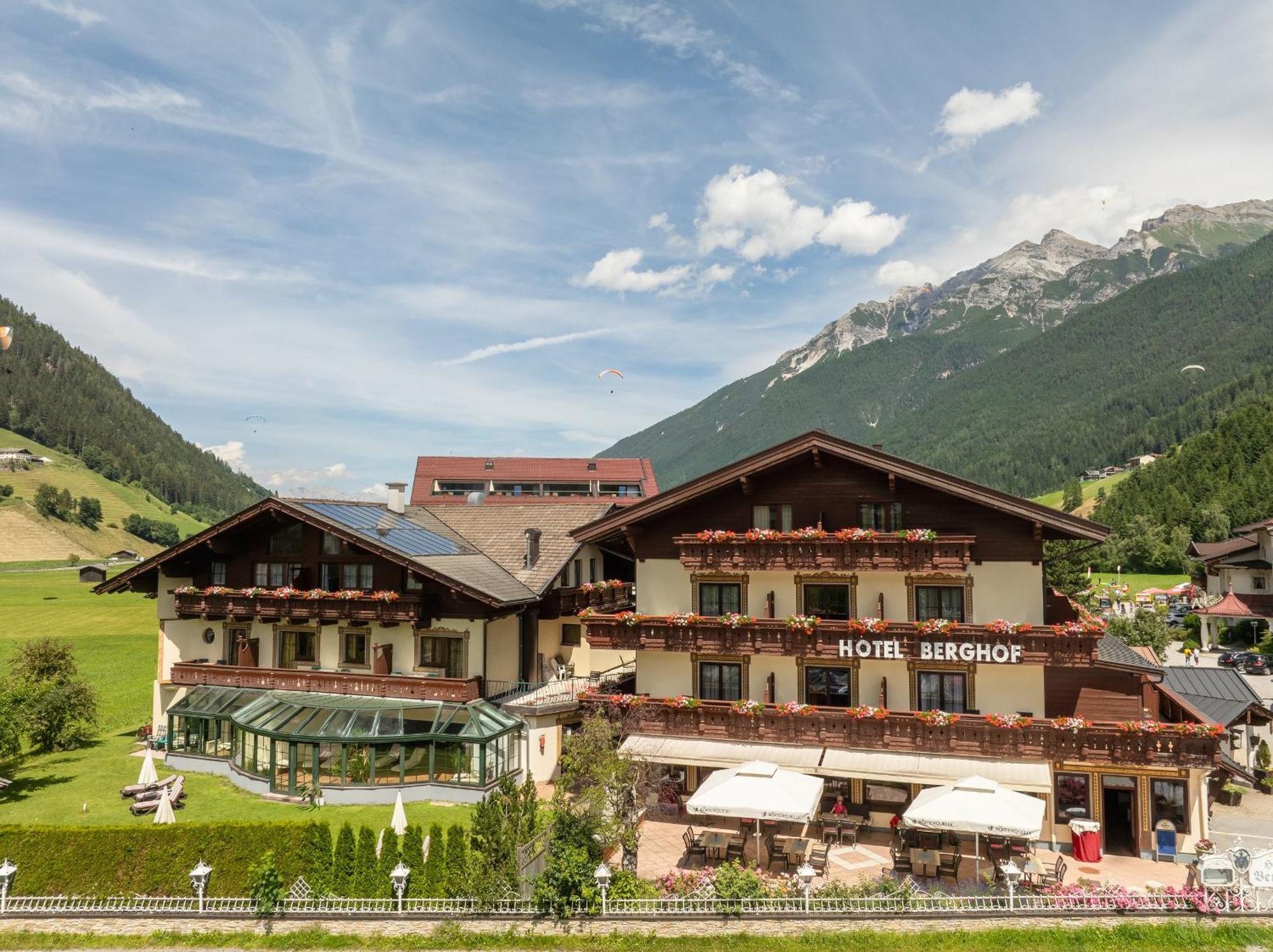 Hotel Berghof นอยชติฟ อิม ชตูไปทัล ภายนอก รูปภาพ