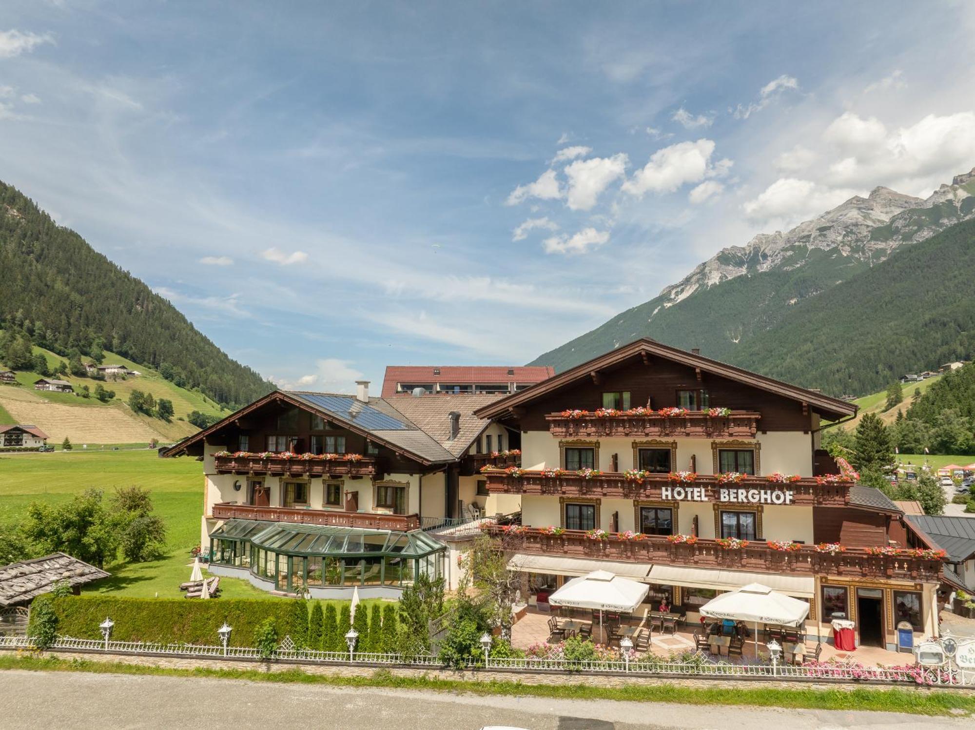 Hotel Berghof นอยชติฟ อิม ชตูไปทัล ภายนอก รูปภาพ