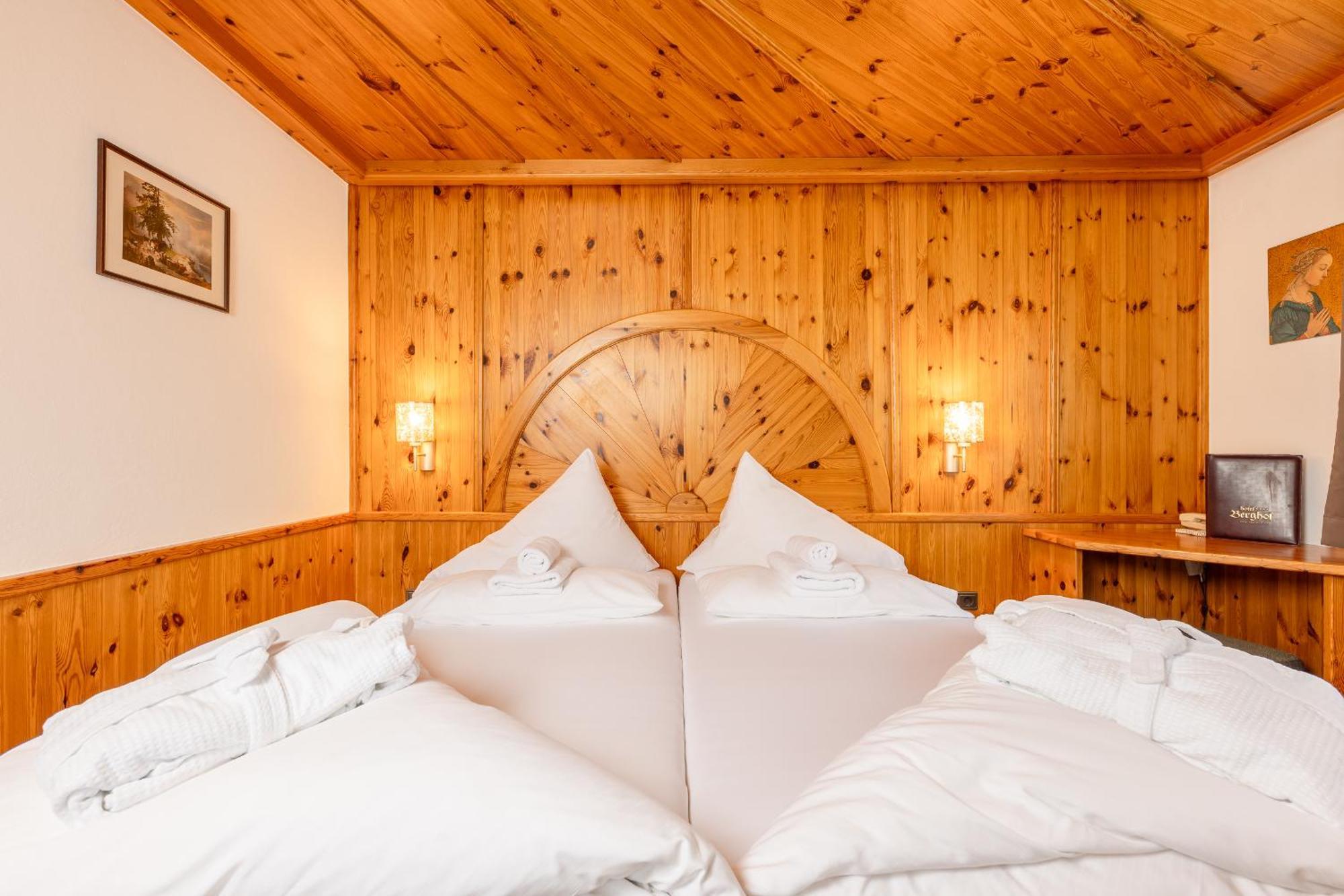 Hotel Berghof นอยชติฟ อิม ชตูไปทัล ภายนอก รูปภาพ