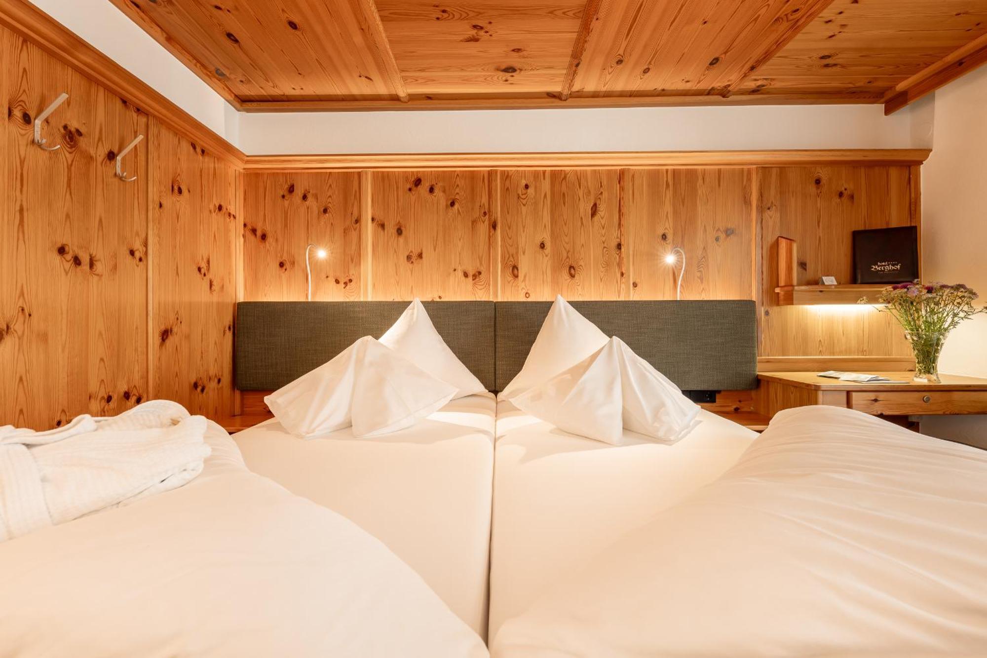 Hotel Berghof นอยชติฟ อิม ชตูไปทัล ภายนอก รูปภาพ